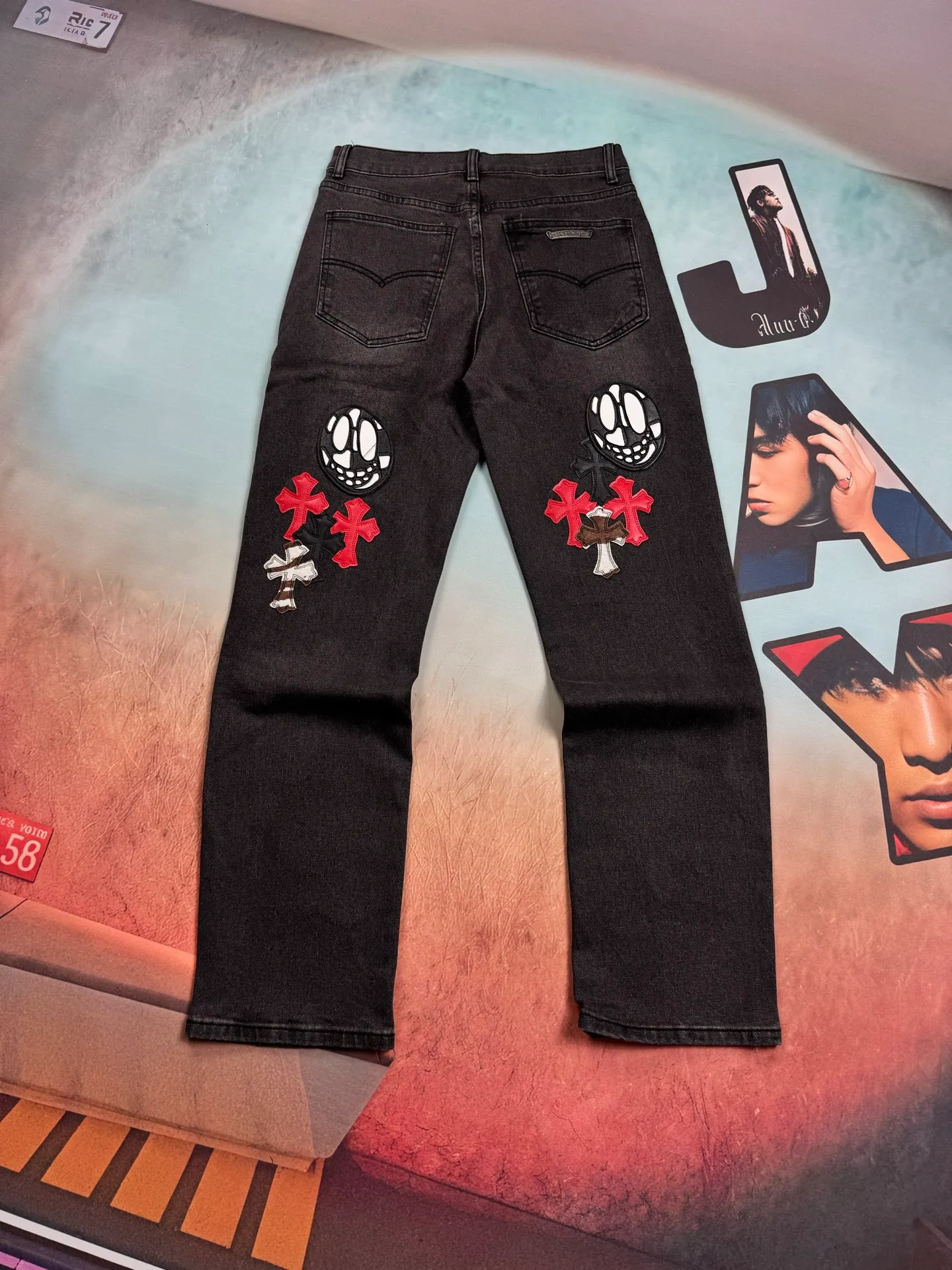 🅿️320 🔘Style No.-KL109 🔘Cro Heart𝐂𝐡𝐫𝐨𝐦𝐞 𝐇𝐞𝐚𝐫𝐭💥Breaking hot style💥CH three-color leather heavy-duty ghost face element rap cross jeans* [Same style as Nomi]-Original label Vintage textured jeans are coming Even if you are not a veteran in the fashion industry, you can easily notice that these jeans are extraordinary, and the vintage texture is restored to the extreme. Rare material, refined craftsmanship: Made of special cowhide originating in Italy, printed and then cut, paired with custom-made sheepskin, spliced ​​with three layers of thick-line leather. After being washed with heavy water and then hand-splashed with ink by craftsmen, every detail is high-end. Three-dimensional tailoring, diverse adaptability: Use three-dimensional tailoring technology to create a loose fit that is not flattering on your figure, making you look taller and slimmer while ensuring comfort. Both men and women can control it and easily create the same style for couples. Produced by a big factory, worry-free quality: It is produced by a big factory and follows the original factory quality control standards, allowing you to enjoy big-brand quality and design at an affordable price. Suitable for all seasons, these versatile and practical jeans are definitely an indispensable item in your wardrobe.  Size: S M L XL XXL (28.30.32.34.36) Color: Black